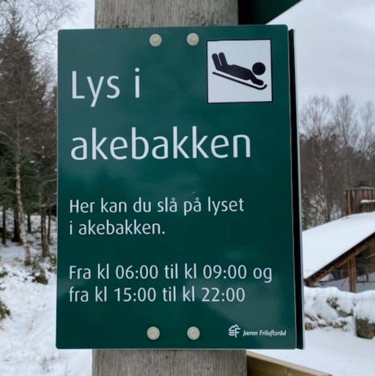 Skilt lys akebakke kv.jpg